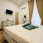 Piazza Garibaldi 118 *